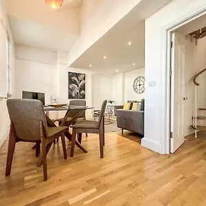 Newly Refurbished Luxury 3 Bedroom , London United Kingdom